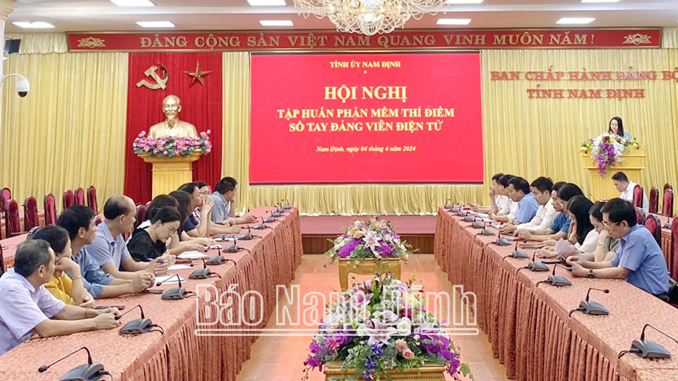 Tập huấn thí điểm phần mềm “Sổ tay đảng viên điện tử”