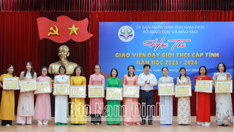 Phát huy vai trò các điển hình tiên tiến trongphong trào thi đua yêu nước ngành Giáo dục và Đào tạo