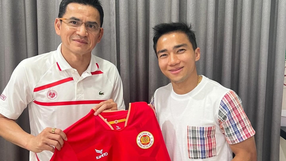 HLV Kiatisuk và Chanathip gieo hy vọng cho cổ động viên CLB CAHN