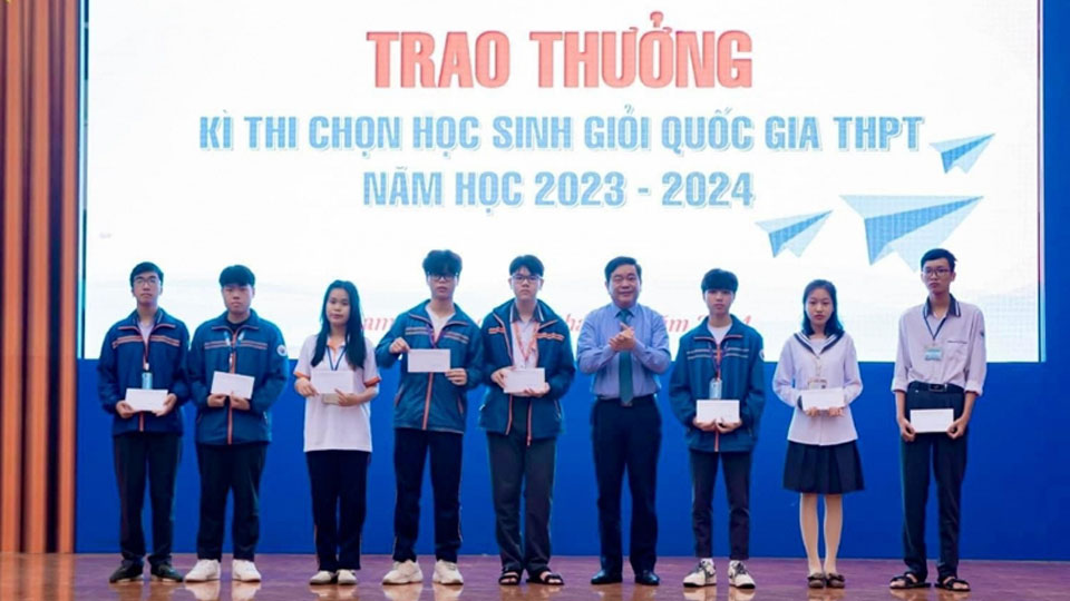 Quỹ Hỗ trợ phát triển tài năng Thành Nam trao thưởng học sinh đoạt giải trong các kỳ thi cấp quốc gia năm học 2023-2024