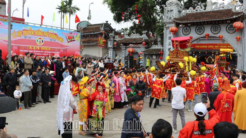 Khai mạc lễ hội truyền thống Phủ Quảng Cung năm 2025