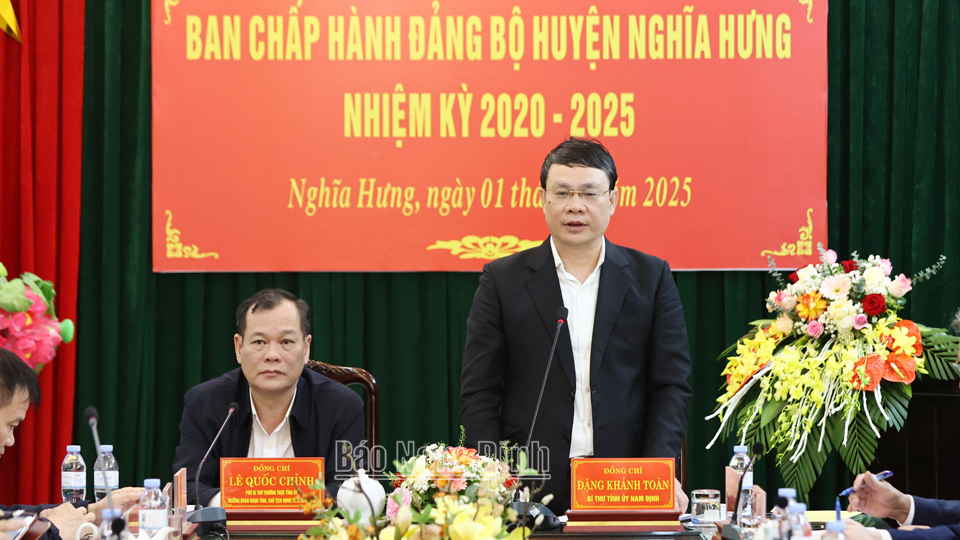 Đoàn công tác của đồng chí Bí thư Tỉnh ủy kiểm tra thực địa khu vực Cồn Xanh và làm việc với Ban Thường vụ Huyện uỷ Nghĩa Hưng