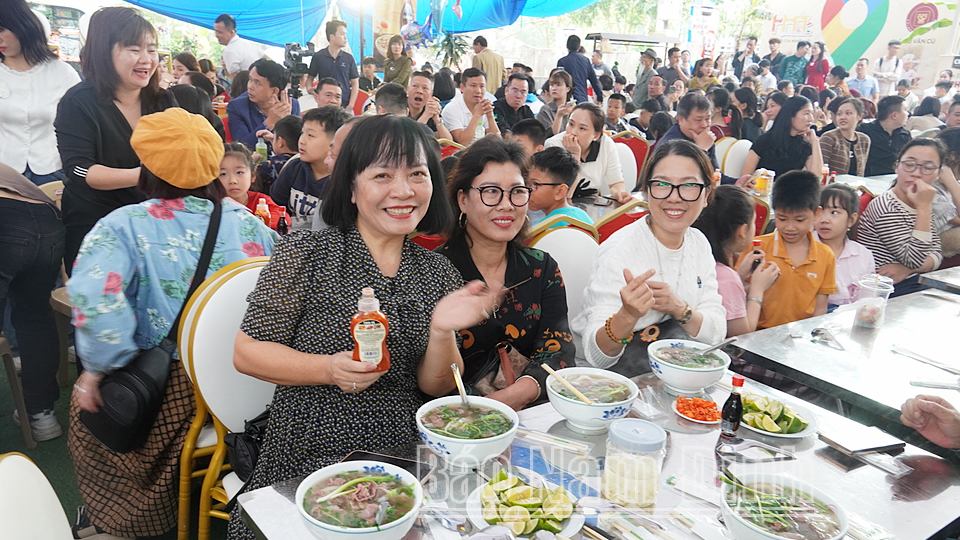 Du khách hào hứng tham gia Ngày hội truyền thống Phở Vân Cù năm 2025