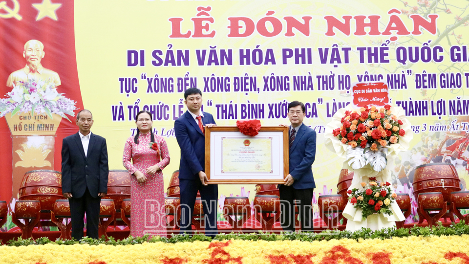 Lễ đón Bằng Di sản văn hoá phi vật thể quốc gia “Tục xông đền, xông điện, xông nhà thờ họ, xông nhà” đêm Giao thừa làng Gạo