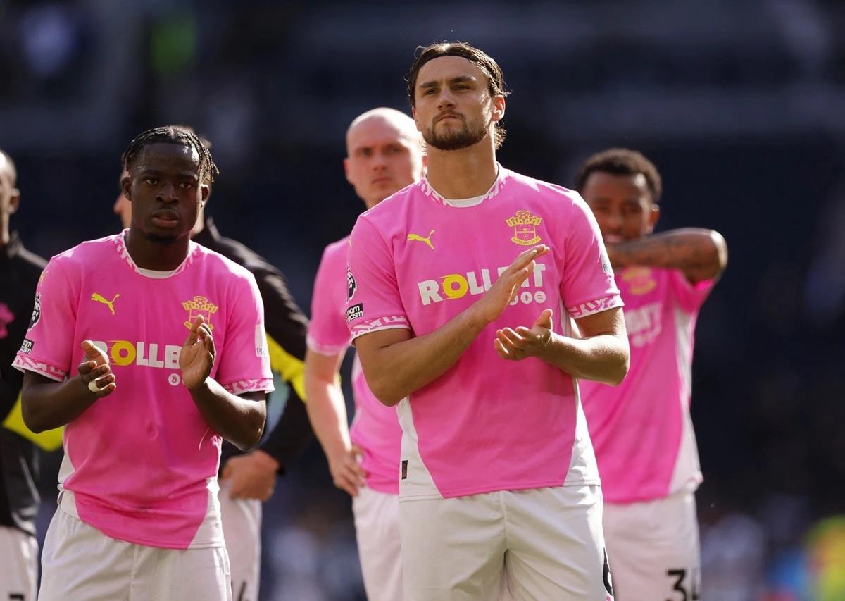 Southampton xuống hạng sớm kỷ lục ở Ngoại hạng Anh