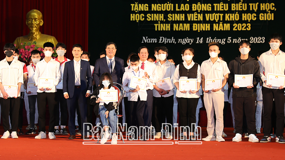 Phát động phong trào “Học không bao giờ cùng” và trao tặng 2.000 suất học bổng cho người lao động, học sinh, sinh viên