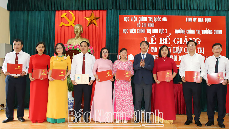 Bế giảng lớp Cao cấp lý luận chính trị hệ không tập trung khóa học 2021-2023