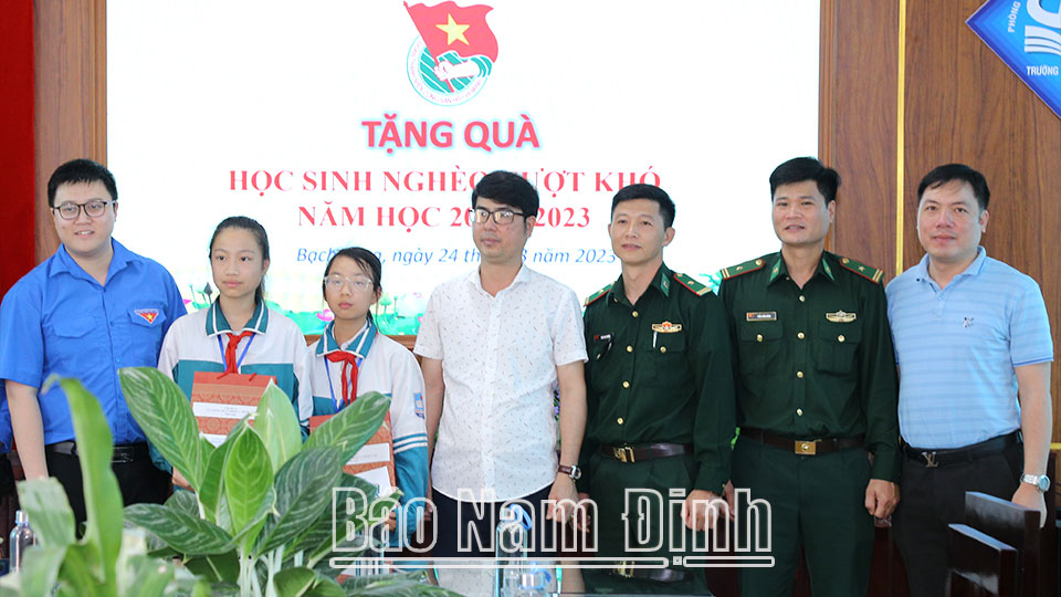 Nghĩa tình người lính biên phòng