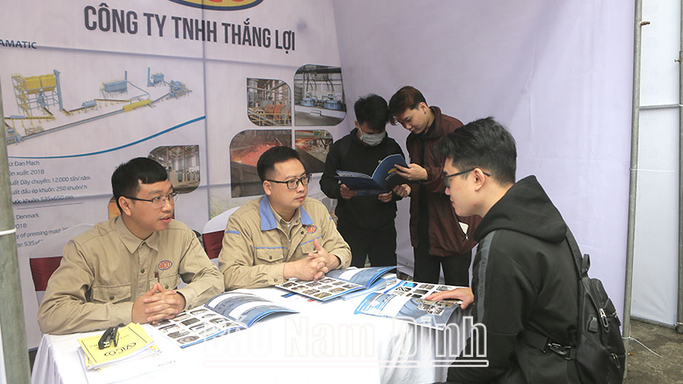 Gắn kết chặt chẽ giáo dục nghề nghiệpvới doanh nghiệp và thị trường lao động