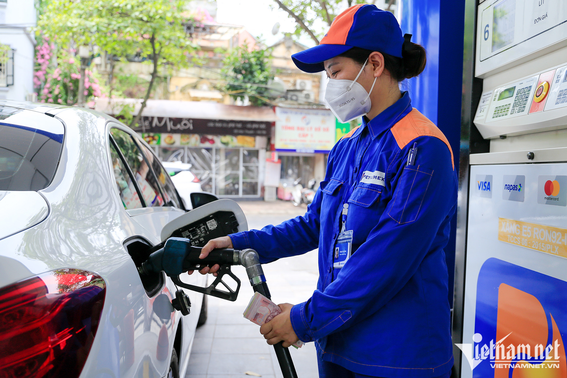 Giá xăng giảm mạnh lần thứ ba liên tiếp