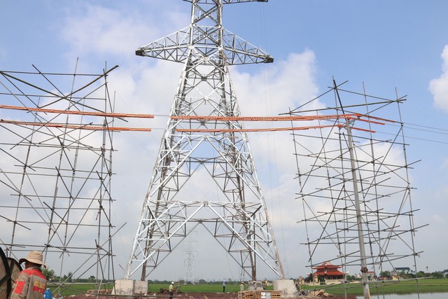 Đường dây 500kV mạch 3: Chạy đua với thời gian, đẩy nhanh tiến độ kéo dây