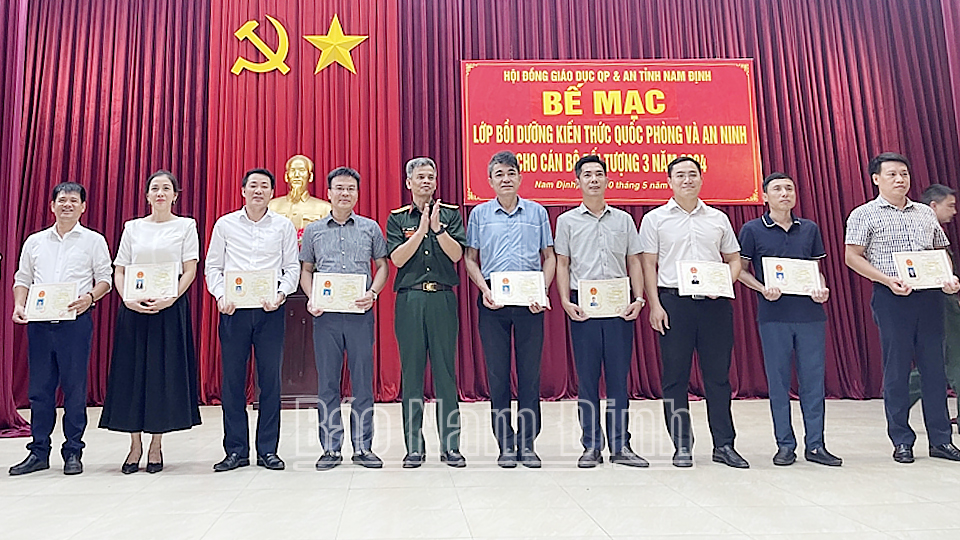 Bế mạc lớp bồi dưỡng kiến thức quốc phòng - an ninh cho cán bộ đối tượng 3