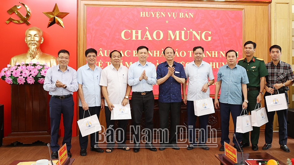 Ban Thường vụ Huyện ủy Vụ Bản gặp mặt, giao lưu với Câu lạc bộ Nhà báo Thành Nam
