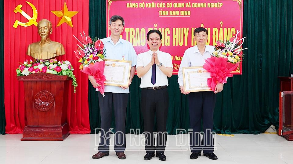 Đảng ủy Khối các Cơ quan và Doanh nghiệp tỉnh trao Huy hiệu Đảng đợt 19-5