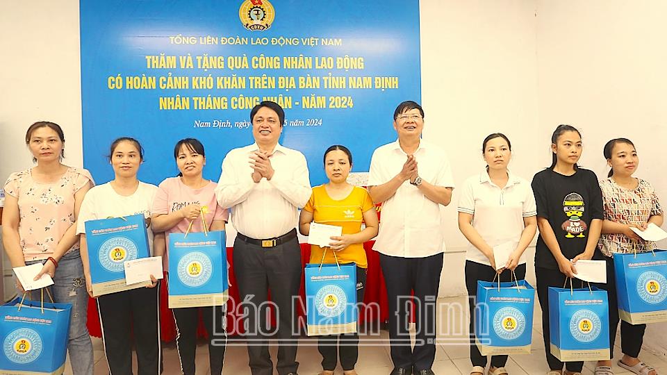 Thăm, tặng quà cho công nhân lao động hoàn cảnh khó khăn