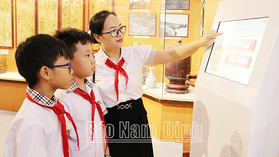 Từng bước xây dựng môi trường văn hóa số phù hợp