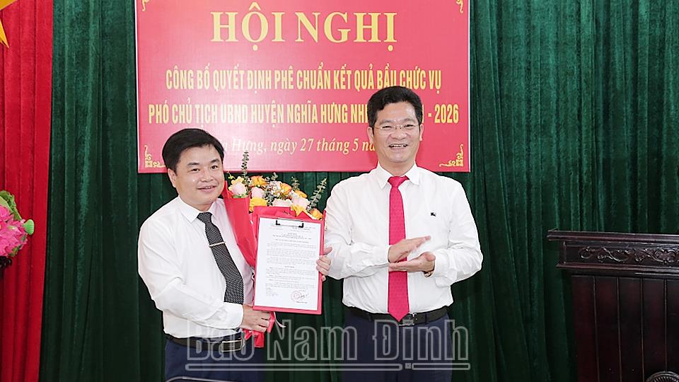 Công bố Quyết định của Chủ tịch UBND tỉnh về công tác cán bộ