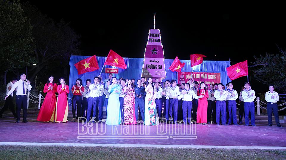 Mang giai điệu quê hương tới đảo xa