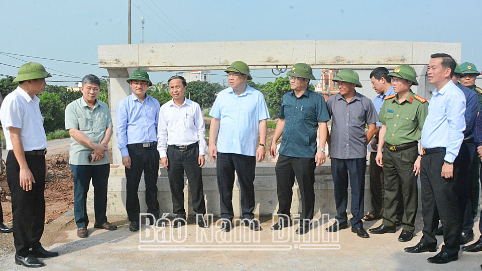 Đồng chí Bí thư Tỉnh ủy kiểm tra công trình đê điều và công tác phòng, chống thiên tai năm 2024