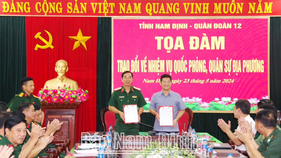 Tọa đàm trao đổi về nhiệm vụ quốc phòng, quân sự địa phương giữa tỉnh Nam Định và Quân đoàn 12