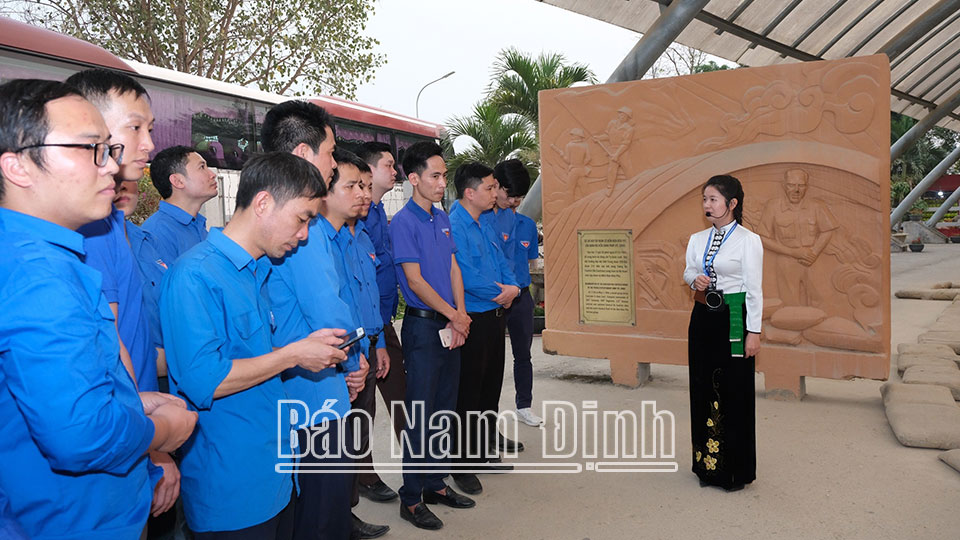 Đoàn Khối các Cơ quan và Doanh nghiệp tỉnhgiáo dục truyền thống cách mạng cho thế hệ trẻ