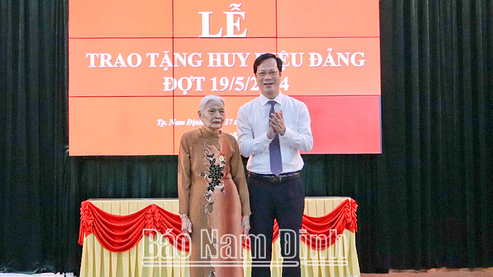 Thành ủy Nam Định trao tặng Huy hiệu Đảng đợt 19-5