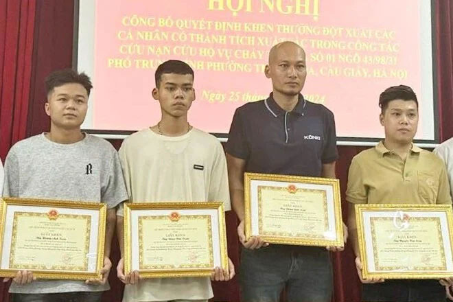 Đồng chí Chủ tịch UBND tỉnh tặng Bằng khen 2 cá nhân cứu người vụ cháy tại Trung Kính (Hà Nội)