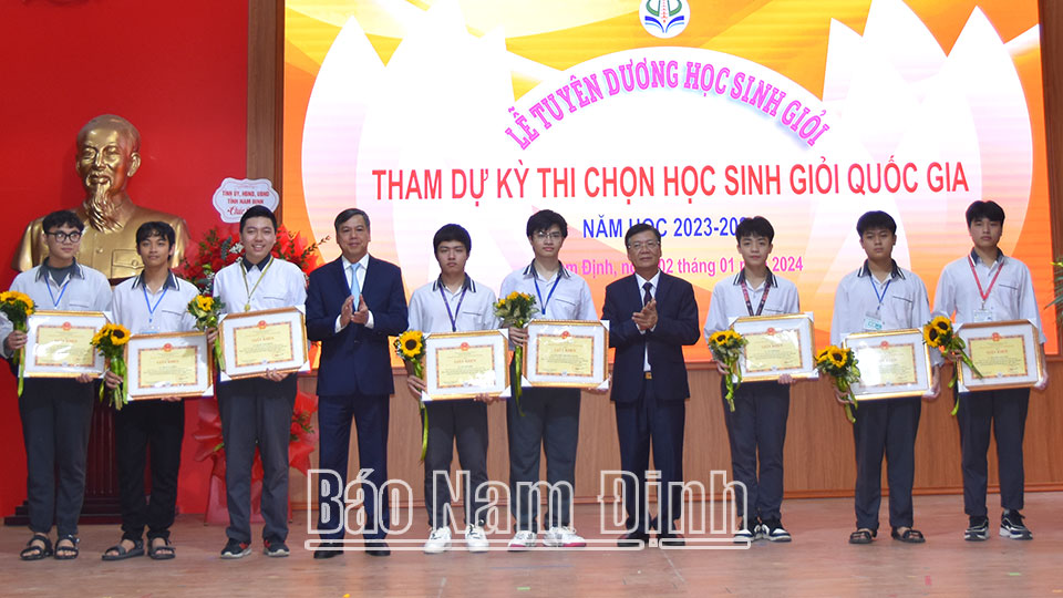 Quyết tâm hoàn thành tốtnhiệm vụ năm học 2023-2024