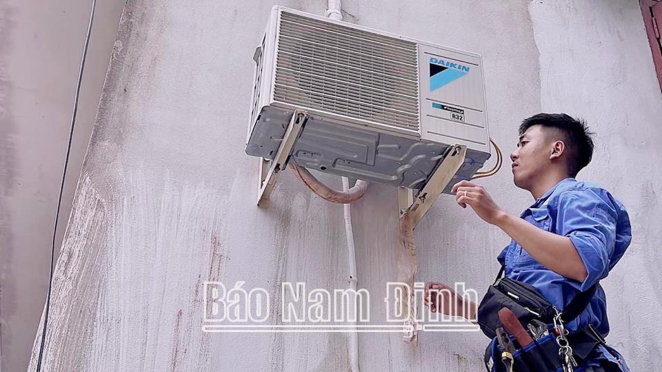 Thợ điện lạnh vào mùanhọc nhằn mà... vui