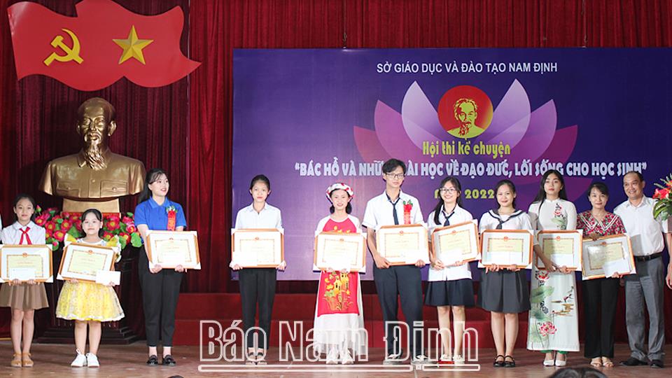 Để sử dụng hiệu quả bộ sách “Bác Hồ và những bài học về đạo đức,lối sống dành cho học sinh”