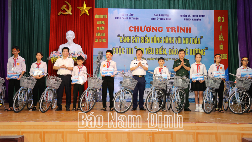Chương trình “Cảnh sát biển đồng hành với ngư dân”