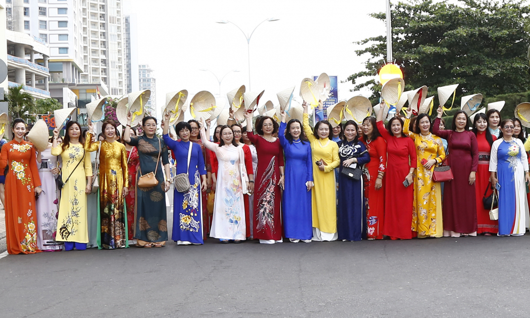 Hơn 6.000 tà áo dài tô thắm phố biển Nha Trang