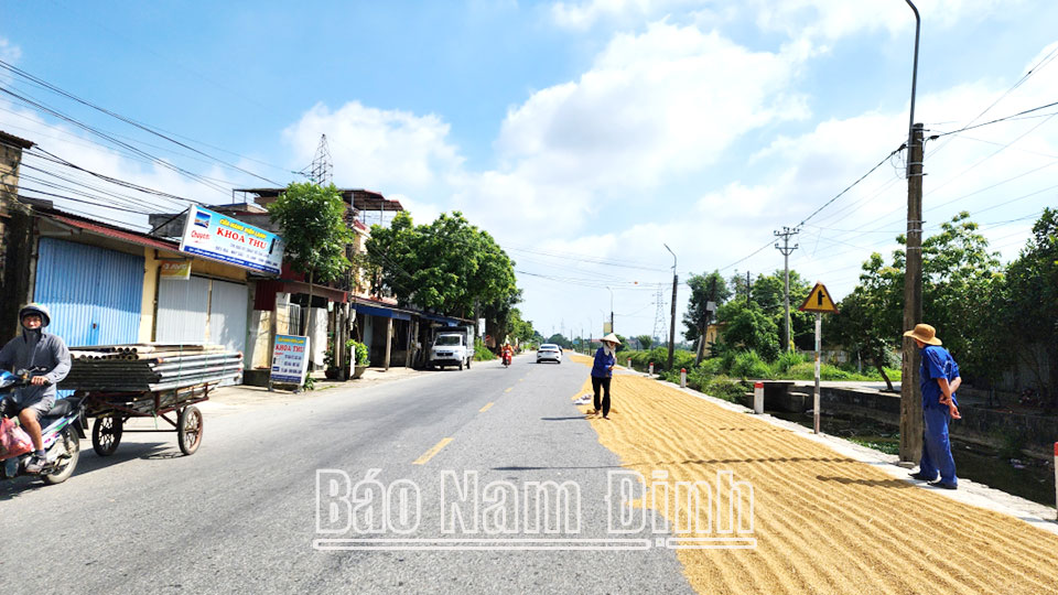 Nguy cơ mất an toàn giao thông từ việc phơi thóc, rơm rạ trên đường