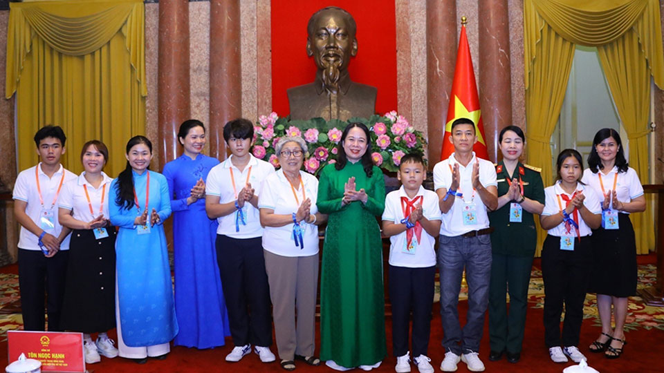 Phó Chủ tịch nước Võ Thị Ánh Xuân gặp mặt Đoàn đại biểu dự Trại hè “Hoa hướng dương”