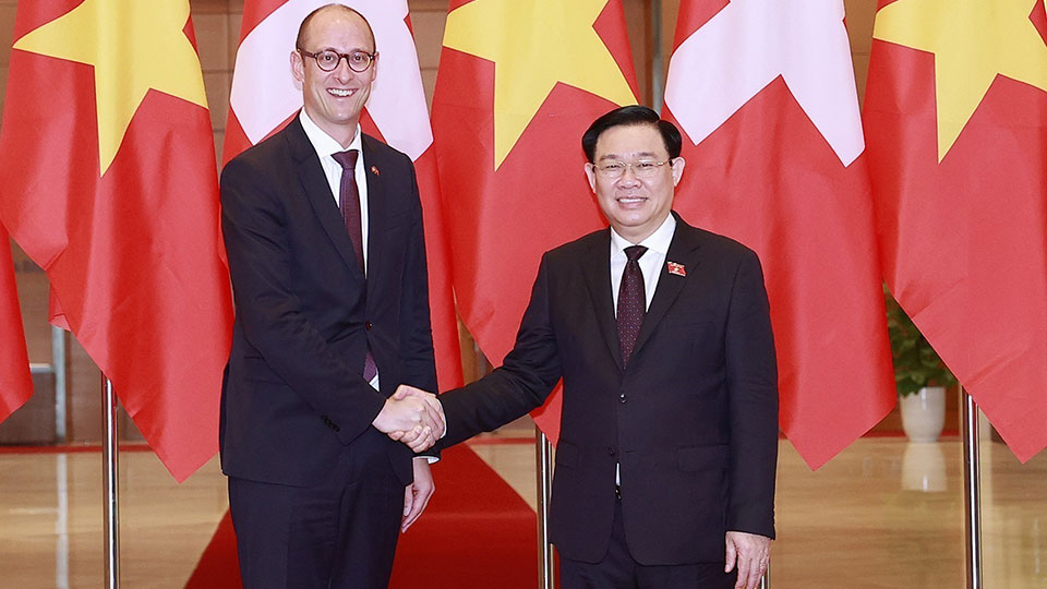 Chủ tịch Quốc hội Vương Đình Huệ đón, hội đàm với Chủ tịch Hội đồng quốc gia Thụy Sĩ Martin Candinas