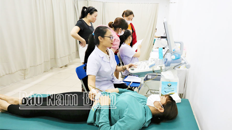 Quan tâm nâng cao đời sốngcho nữ công nhân, viên chức, lao động