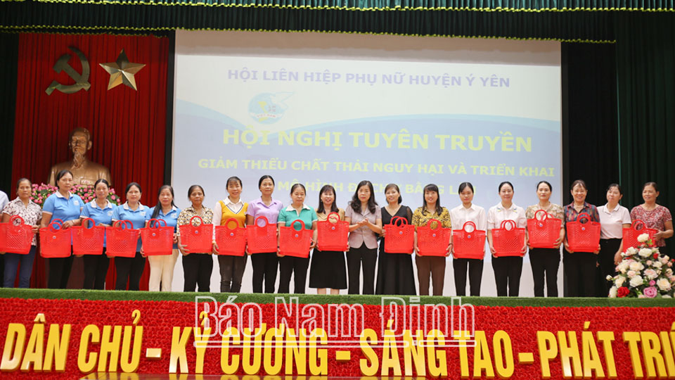 Hội Phụ nữ Ý Yênđẩy mạnh xây dựng gia đình “5 không, 3 sạch”
