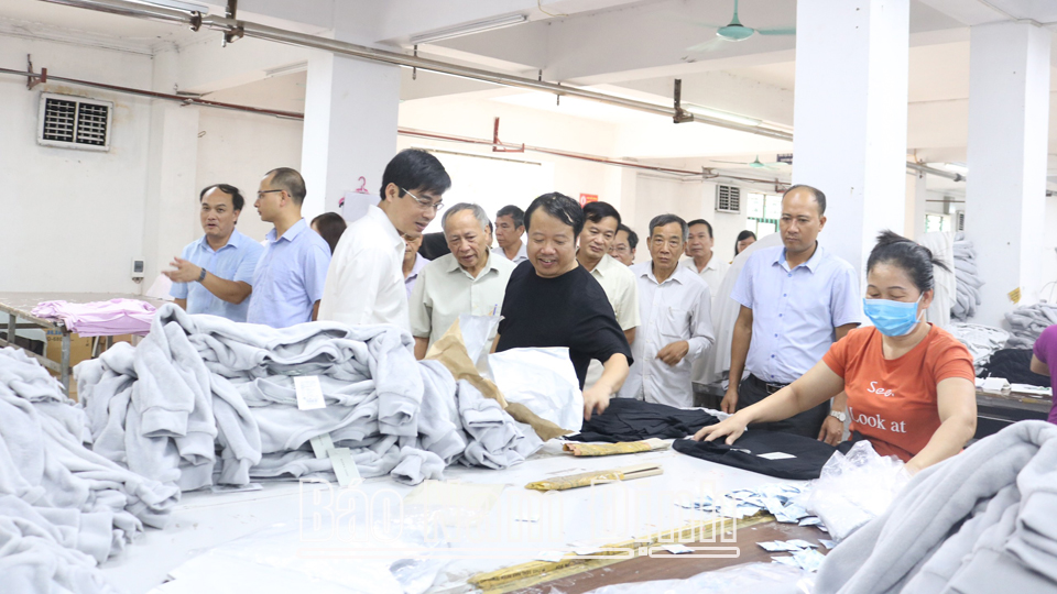 Góp phần đưa Nghị quyết của Đảng vào cuộc sống