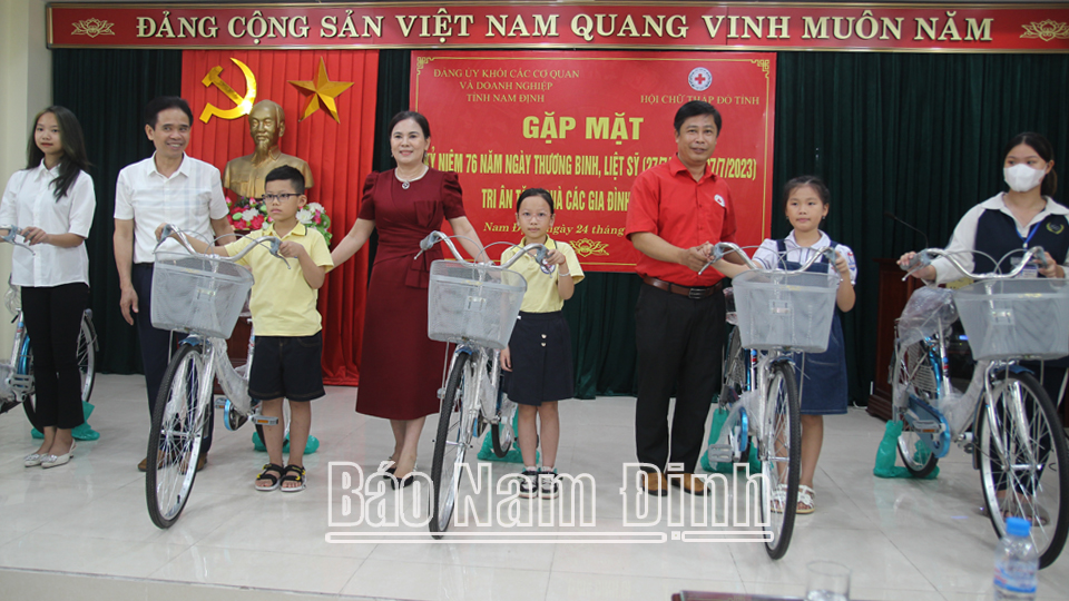 Trao tặng quà cho thương binh, con em gia đình chính sách