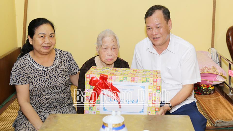 Đồng chí Phó Bí thư Thường trực Tỉnh ủy thăm, tặng quà các gia đình chính sách tại thành phố Nam Định