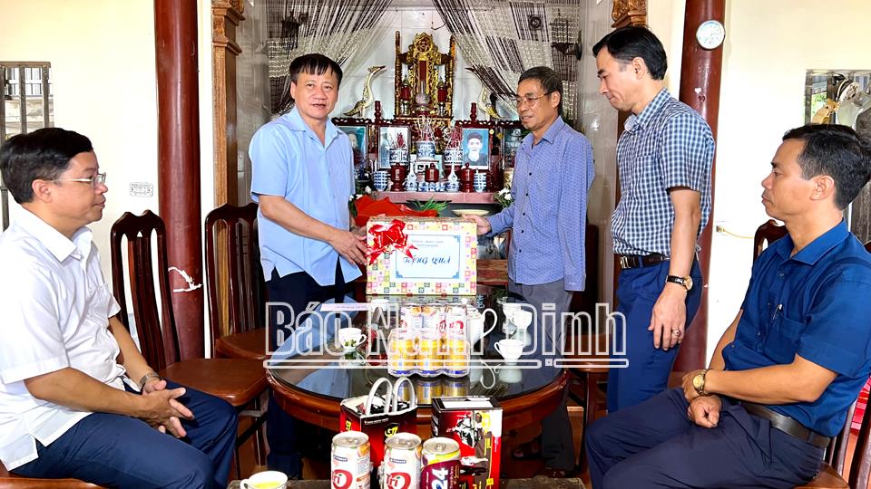 Đồng chí Phó Chủ tịch HĐND tỉnh thăm, tặng quà gia đình chính sách huyện Ý Yên