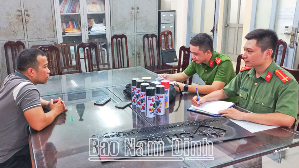 Bắt nhóm thanh niên xịt sơn quảng cáo trang web cờ bạc