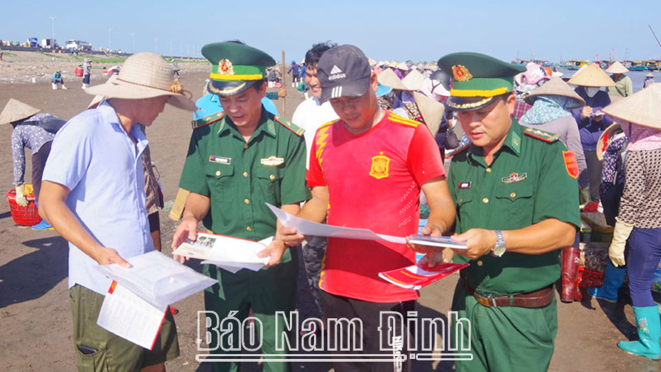 Đồng hành cùng ngư dân gỡ “thẻ vàng”trong khai thác hải sản