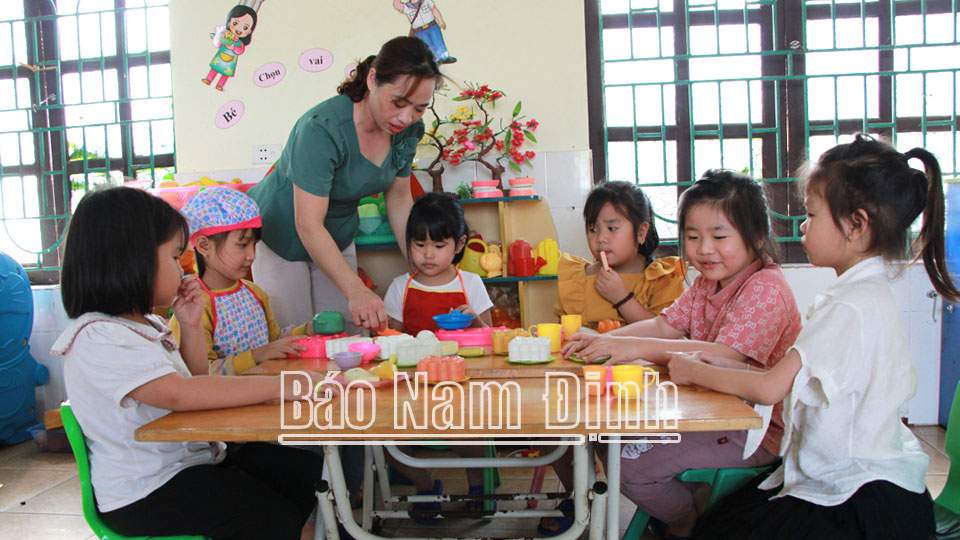 Quan tâm bồi dưỡng nâng cao năng lựccho đội ngũ giáo viên mầm non