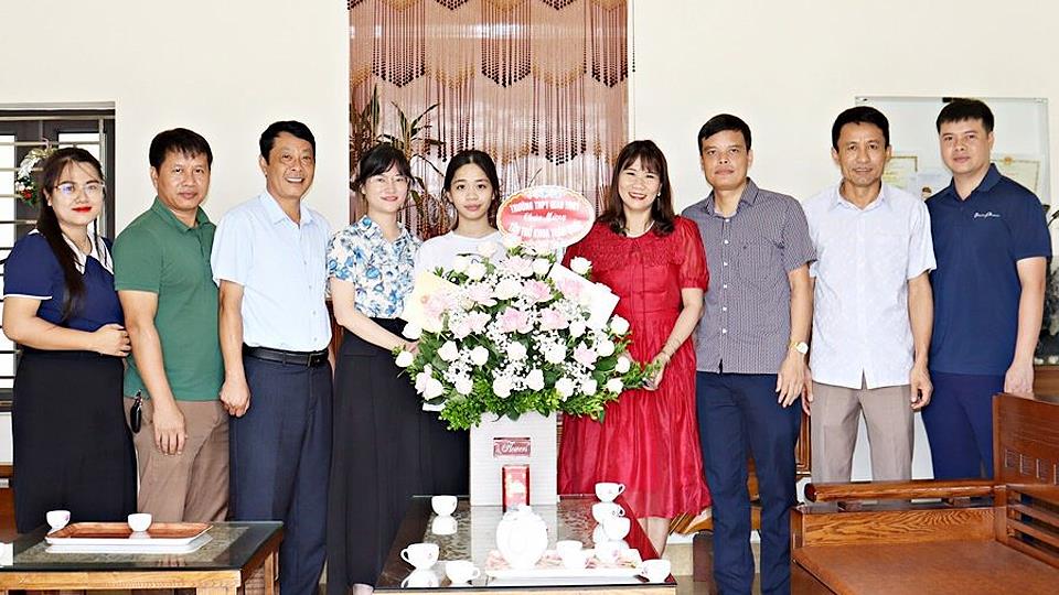 Gặp 2 nữ sinh vượt khó trở thành thủ khoa và á khoa toàn quốc