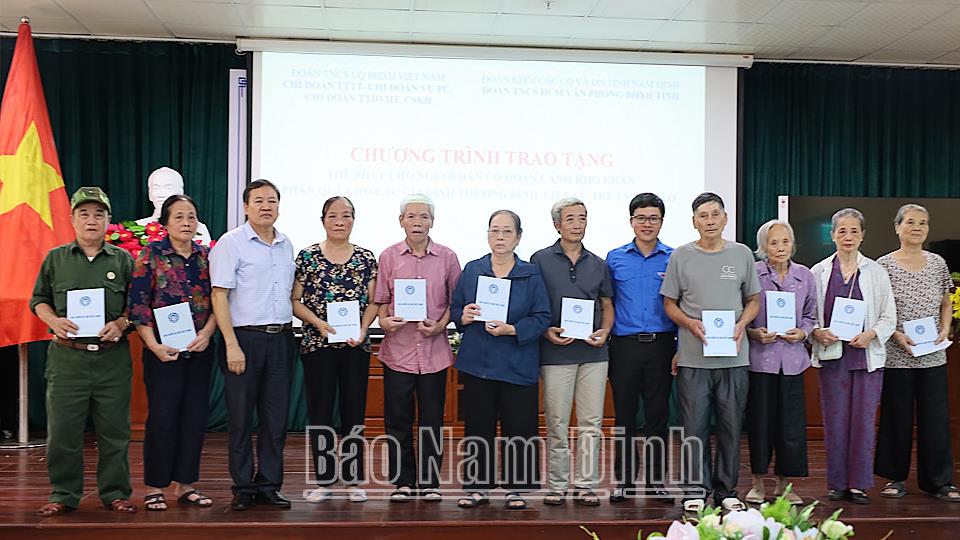 Trao tặng thẻ BHYT cho các gia đình chính sách, người có hoàn cảnh khó khăn