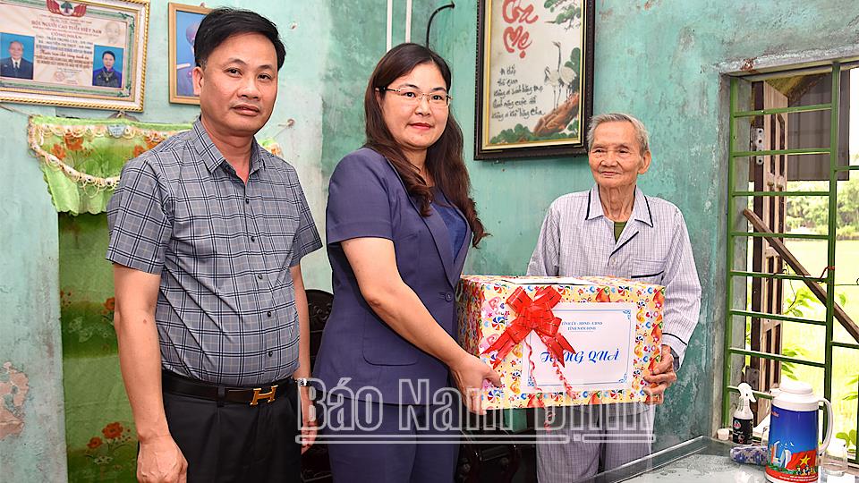 Đồng chí Phó Chủ tịch UBND tỉnh Hà Lan Anh thăm, tặng quà gia đình chính sách tại huyện Vụ Bản