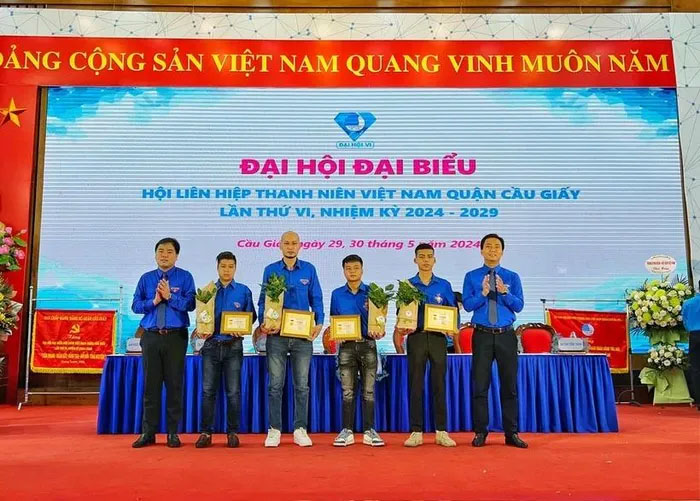 Hai thanh niên Nam Định tham gia cứu người trong vụ cháy nhà trọ ở Trung Kính được tặng Huân chương Dũng cảm