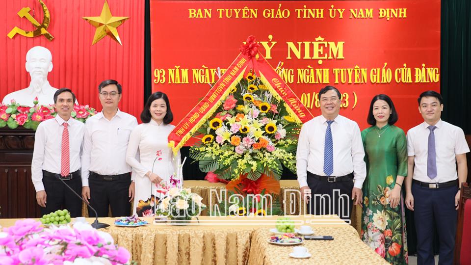 Đồng chí Bí thư Tỉnh uỷ chúc mừng Ban Tuyên giáo Tỉnh ủy nhân ngày truyền thống