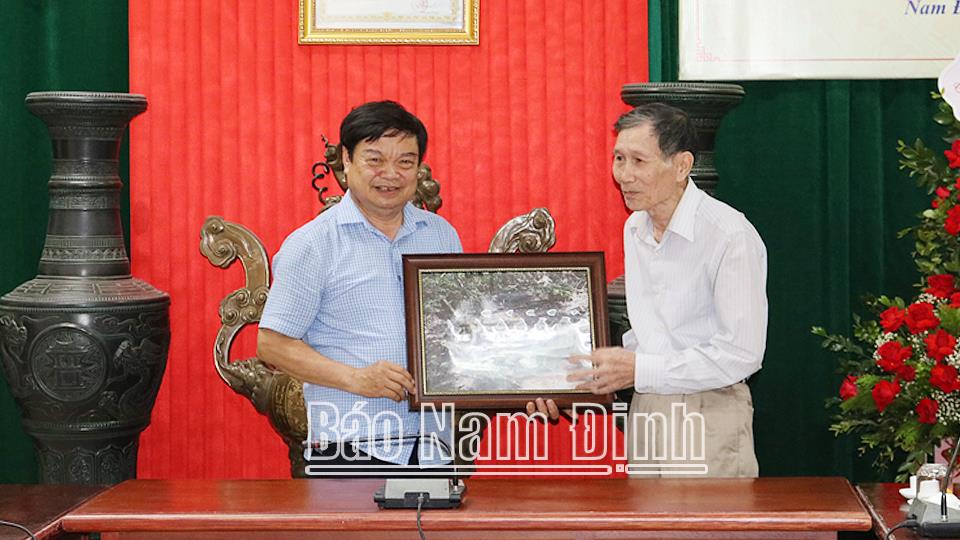 Bảo tàng tỉnh tiếp nhận tài liệu, hiện vật của nhà nghiên cứu, phê bình Hoàng Dương Chương